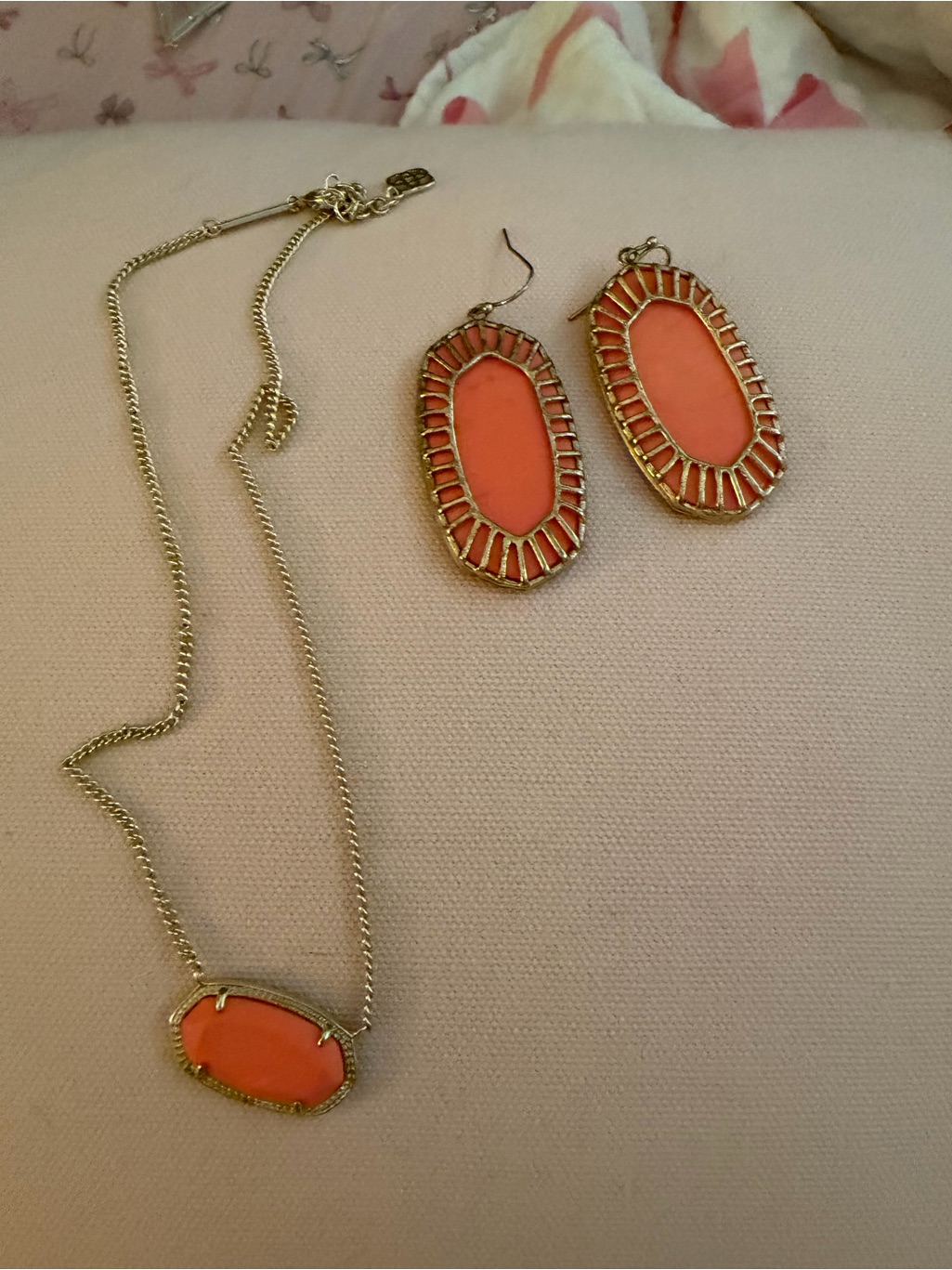 Kendra Scott Coral Pink Elle Pendant Necklace And Drop Earrings Set